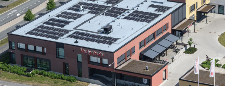 Aurinkopaneelit Veripalvelun päätoimipisteen katolla