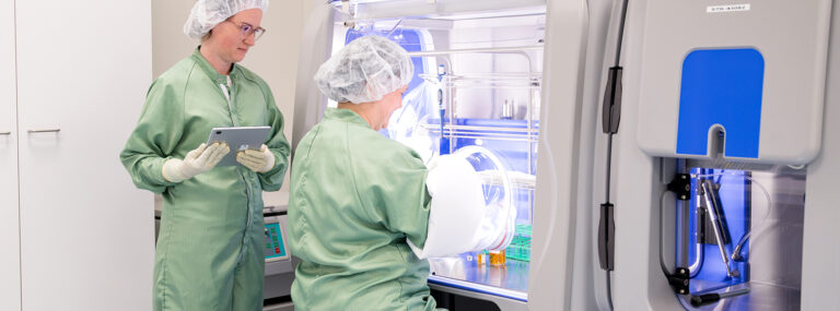 Solutuotantokeskuksen työntekijöitä.