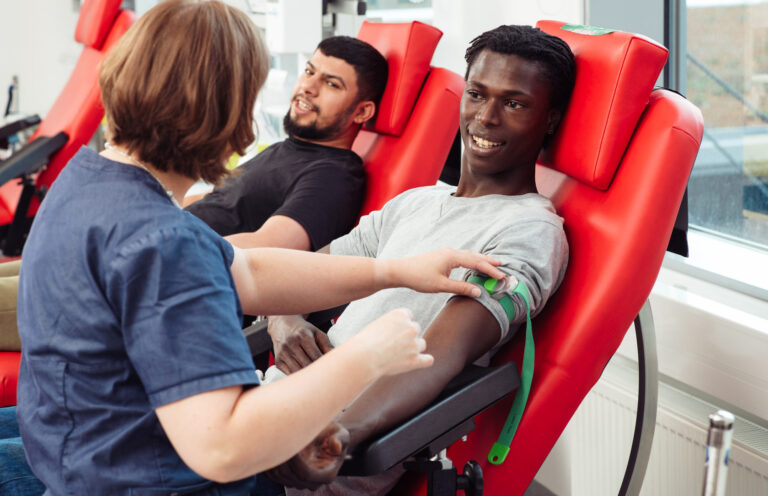 Kaksi verenluovuttajaa ja hoitaja